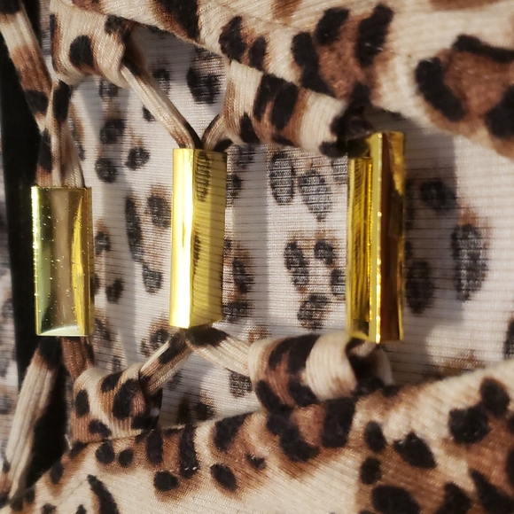 Guess short sleeved leopard print top w/front gold detail size xl - Picture 4 of 5